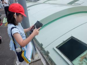 屋外での見学の様子