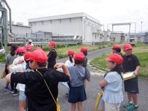 屋外での見学の様子