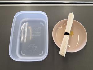容器に入った水とそうめんの画像