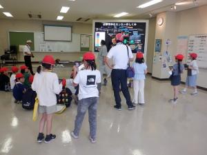 屋内での見学の様子