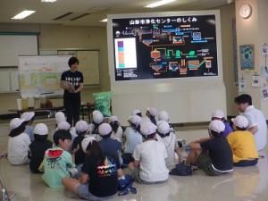 屋内での見学の様子
