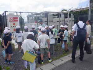 屋外での見学の様子