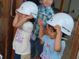 ヘルメットをかぶった子供の写真