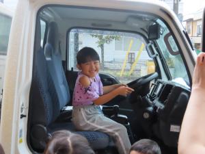 給水車に乗る子どもの写真