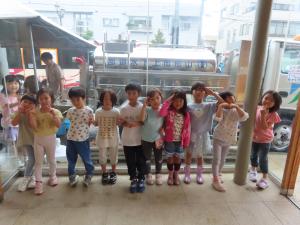 給水車の前に並ぶ子供たちの写真