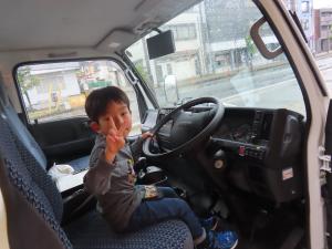 給水車に乗るこどもの写真