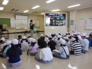 屋内での説明の様子