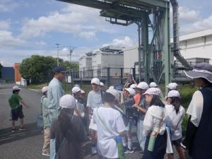 屋外での見学の様子