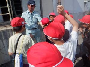 屋外での見学の様子