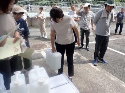 給水容器の重さ体験