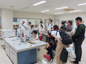 コンピューターを操作する部屋の写真