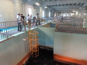急速ろ過地を見学する様子の写真