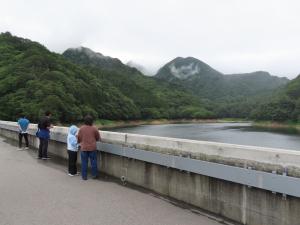 蔵王ダムを上から見た写真