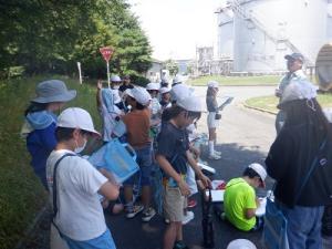 屋外での見学の様子