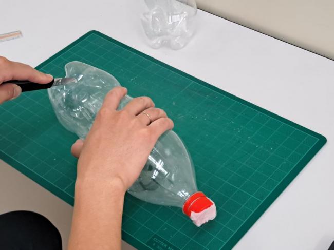ペットボトルをカットする様子