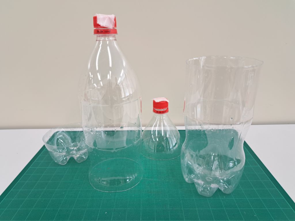 カットしたペットボトルの写真