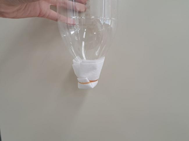 ガーゼをかぶせて固定した様子