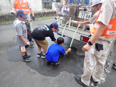 給水車からの給水体験