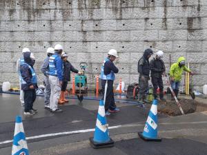 工事現場をパトロールする会員の写真