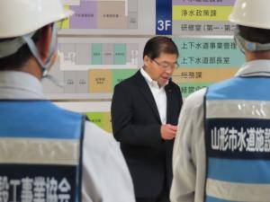 話をする上下水道事業管理者の写真