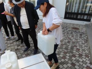 水の入った容器の重さ体験