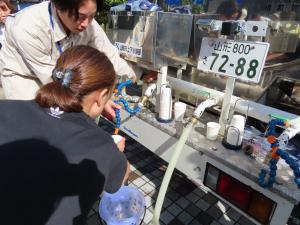 給水車の水を飲む体験