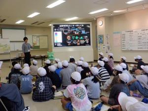 屋内での説明の様子