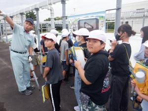 屋外での見学の様子