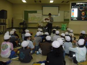 屋内での説明の様子