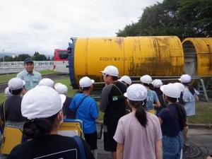 屋外での見学の様子