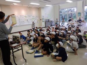 屋内での見学の様子