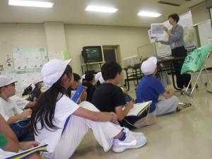 屋内での説明の様子
