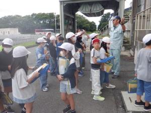 屋外での見学の様子