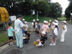 屋外での見学の様子