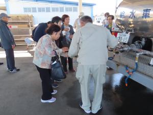 給水車の水を飲む参加者