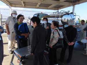 水の入った容器の重さを体験する参加者