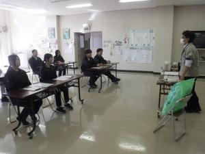 屋内での説明の様子