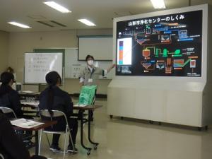 屋内での説明の様子