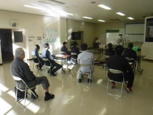 屋内での説明の様子