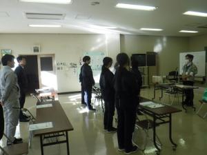 屋内での説明の様子
