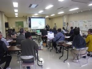 屋内での説明の様子