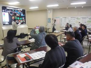 屋内での説明の様子